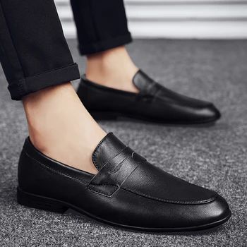 De topánky mens hombre Mens topánky masculino predaj čierne hot príčinné 2020 casuales ploché sapatos zapatos muž para mužskej módy cuero