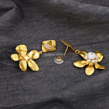 GuaiGuai Šperky, Ručne Tkaná Biela Keshi Pearl Flower Žlté Pozlátené Stud Visieť Stud Náušnice